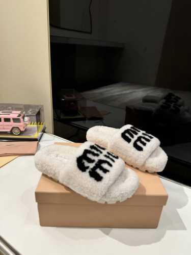 miumiu缪缪毛毛拖2024秋冬新款毛毛拖鞋Miu Miu秋冬新季的潮流要素，与此刻挚爱的概念，多元对撞，传达现代风格~ 怎么穿都好看今夏时髦精最爱 看起来