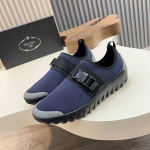 prada 普拉达 新款男士尼龙织物运动鞋 这款运动鞋融合优雅而创新的设计，用尼龙弹力织物面料打造，套脚设计，鞋面饰带配有可调节 金属搭扣，饰以 Prada 字