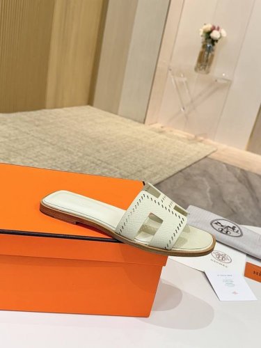 爱马仕Hermes，真皮大底 出厂价 顶级版本！原版开发 鞋面：牛皮 内里垫脚 羊皮 大底：意大利真皮大底 码数：34-43注 34 41 42 43 码定做