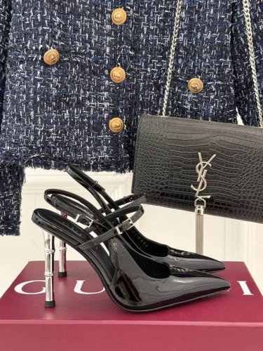厂价 Gucci 古驰25S夏季新品竹节 金属跟高跟后空凉鞋 仙女风性感竹节跟凉鞋 简约不失个性 上脚舒适 女人味十足 又显腿长！ 面料采用原版定制材质 内里垫