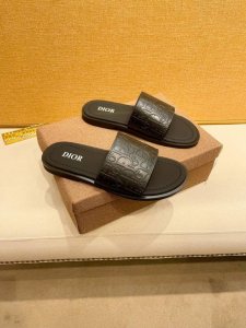 工厂价 。 新款上市 迪奥 男士拖鞋级版大底，更轻便，防滑。时尚主打潮流，百搭爆款，简单不失品味，潮人必备，散发时尚休闲气息，时尚就在脚下，自信满满，春夏季拖鞋