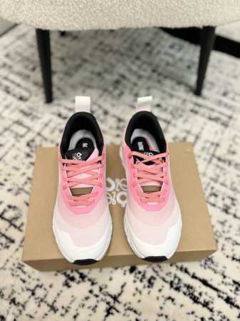 情侣款昂跑 On Running与loewe 罗意威的联名全新开启：穿上它去来一场高级审美的citywalk吧！ * Cloudtit2.0，超级无敌爆炸轻盈与 - 点击图像关闭