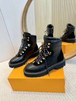 路易威登 Louis Vuitton 驴家爆款 走秀主打款，最新切尔西马丁靴，秀场出镜率非常高。新的logo设计实在加分。低调又凸显品牌魅力，靴口设计对小粗腿