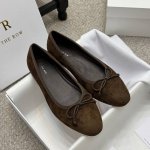 简约款 The Row新品25Ss新品中性复古简约乐福鞋流苏单鞋！ 圆头设计确保长时间穿着的舒适性，无论是搭配休闲装还是正式场合，它都能为你的造型增添一丝优雅与