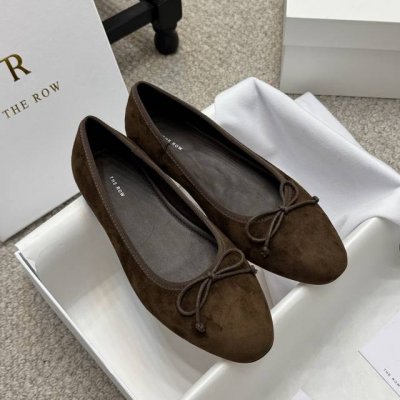 简约款 The Row新品25Ss新品中性复古简约乐福鞋流苏单鞋！ 圆头设计确保长时间穿着的舒适性，无论是搭配休闲装还是正式场合，它都能为你的造型增添一丝优雅与