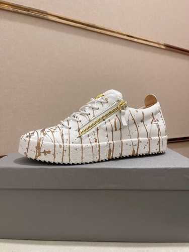 工厂价 Giuseppe Zanotti 朱塞佩 萨诺第，出身于著名的奢侈品王国意大利，品牌创始人是位不折不扣的潮人，牛皮鞋面涂鸦工艺，舒适牛皮内里。其设计的鞋