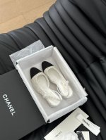 Chanel 经典Slingback后空凉鞋 前几年一直在做这个款 今年我们还是重新购版，再次精细Copy。 发现新版面的鞋面线条和形体舒适度都做了微调！ 这个