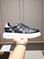 丝印工艺情侣款 卡尔老佛爷 精工定制上市 品牌字母工艺点缀绝美奢华闪耀 精湛的做工 众多人至爱采用高端进口牛皮 羊里 品牌大底 完美诠释鞋履最新灵感 经典与时尚