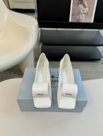 PRADA 普拉达 经典款 三角标单鞋系列 简单的设计大概就是它最让人喜欢的点 不是烂大街的那种 很有自己的品牌个性 面料采用小牛漆皮 内里垫脚混种羊皮 意大利