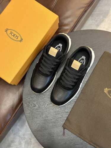 Tod's P: Size,.39-44 38.45订做 TOD'S托德斯运动鞋 本款运动鞋由进口小牛皮、反绒牛皮制成，鞋舌点缀Tod's字母压花，原版大底，轻