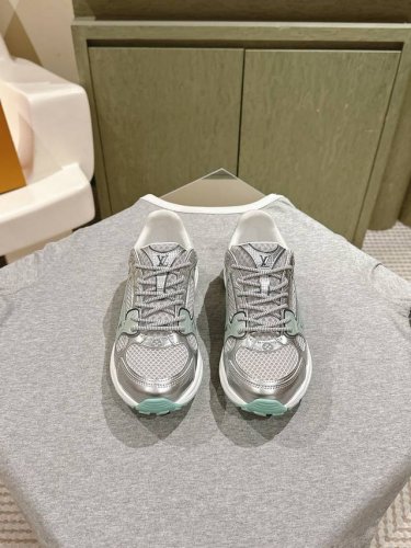 情侣款 225 Lv 路易威登早春新品系列运动老爹鞋！专柜同步配色重工打造代购级版本少女心爆棚！尽显青春活力，日常穿搭超级抢眼。新增网面，实在太好看！美到移不开