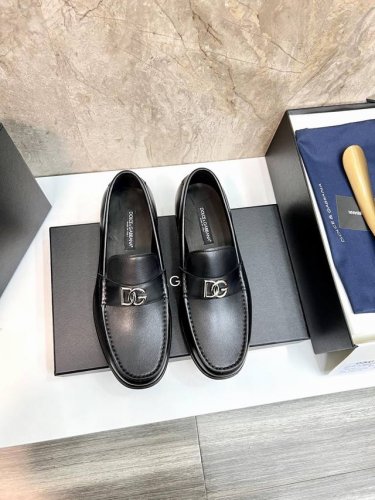 d&G Michelangelo 系列乐福鞋皮鞋，Logo金属牌配饰，甄选进口开边珠亮皮 进口小牛皮 翻毛皮 改色皮胚 精制而成。内里水染牛皮里 亲肤细腻 牛皮