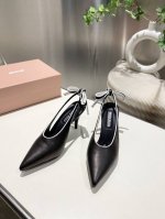 出厂价p Miumiu2025新款后空凉鞋系列时尚洋气 夏日清凉标配 面料材质 .羊皮+蝴蝶结元素搭配 垫脚羊皮里 意大利进口真皮大底 码数: 34-41 34