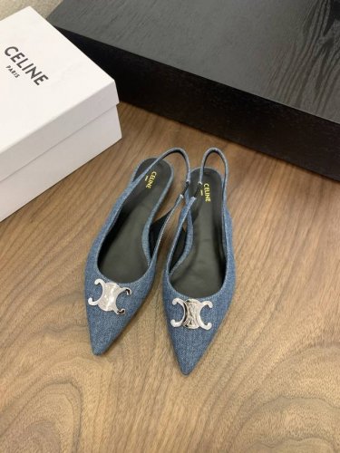 代购级Celine 2025超级减龄的少女款 一双过分美丽的玛丽珍鞋穿脱很方便 柔软的漆皮面料加分时髦度 我要通过这款鞋消除漆皮在大家心里偏硬磨脚的芥蒂 并不是