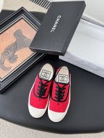 配白色飞机盒 chanel 25C隐藏款休闲小白鞋 vintage感满满 中古复刻款Get啦 小白鞋适配春夏 黑白拼接就很Chanel 配合袜子就很复古学院的感