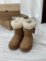 GG22牛角扣雪地靴1135806入冬大衣必有牛角扣一席之地！而这款雪地靴设计灵感来源于经典的牛角扣大衣，经典元素融入于此的同时鞋口还做了翻毛设计 使得看起来