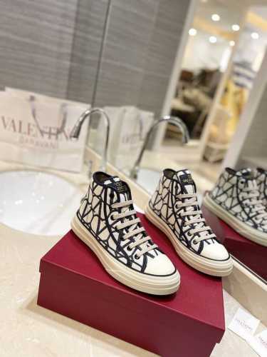 Valentino V家专柜最新款 V标志高帮情侣款运动鞋， 欢迎对比 舒适好穿楦型与专柜一致。Tpu组合大底 女：标准码35-40 41.42 定制 男：标准