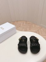 顶级版本 最新电绣款三色 经典升级加 新色系 Dior迪奥 经典魔术贴凉鞋拖鞋系列 原版复刻 高版本 超耐看超百搭款 上脚非常舒适 显瘦又显白 鞋面原版皮面，原