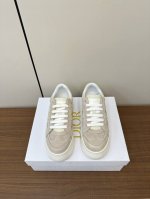 Dior迪奥新款发泡底厚底休闲鞋 太古汇RMB8230购入开发 这款Dior Star运动鞋延续经久不衰的轮廓，采用牛皮革精心制作，所以上脚会特别的舒服哦 饰以