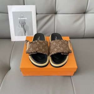 橙子出厂价P P120 Louis Vuitton 路易威登 新配色 Lv魔术贴平底拖鞋 休闲凉拖 情侣款 码数：35-45