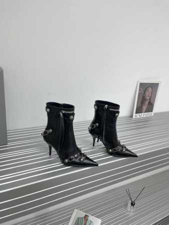 最高版出厂 巴黎世家长靴金属钉LE cagloe机车靴 Balenciaga柳丁尖头侧拉链高靴 巴黎时装周重磅新品，海外各大博主相继大秀 金卡戴珊Kardash - 点击图像关闭