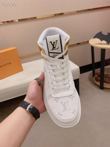 高帮系列 Louis Vuitton 路易威登 ，新款官网休闲高帮鞋爆款！原版一比一.，大牌的气势不言而明！上脚舒适大气！鞋面采用意大利进口头层牛漆皮搭配原版花