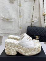 厂价 Chane* ｜小香25C春夏新品 麻绳菱格厚底拖鞋 经典菱格搭配麻绳元素 彰显高级 这季凉鞋特色在于鞋底五金 太美了 厚底在拉长腿方面真的Yyds！ 上