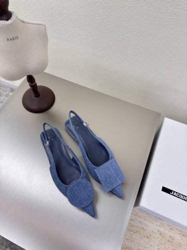 平底 Jacquemus25Ss尖头几何图案 几何图案 装饰 后空鞋 蓝色 洗水帆布 系列 个性突出 鲜明格调 面料 洗水帆布 内里 小羊皮 大底 意大利真皮大
