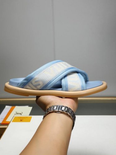 2025新款情侣款 Louls Vultton 配抽屉盒、布袋、卡片、发票路易威登～独特现代风凉鞋。 Lv专柜代购男女休闲拖鞋，专柜同步发售，面柔软舒适， 拒绝