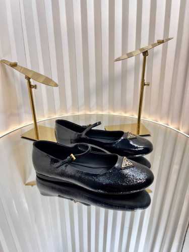 prada 普拉达新品 实力来袭 prada Glow限时店很闪亮的单品 玛丽珍单鞋 芭蕾舞鞋 超级爆系列爆品，各大网红明星乔欣，程潇，刘令姿同款圆头三角扣 玛