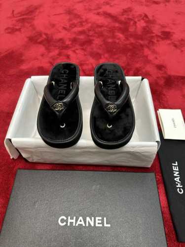 厂价 P330 Chane* ｜小香24P新品 双C夹脚水钻人字拖鞋 上脚真的不要太好看！简直无敌了！ 鞋面采用定制进羊京烫钻 内里垫脚为混种羊皮 原版开模防滑