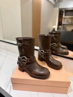 Miu Miu 2024 官网同步中靴 走秀款马丁骑士靴 秋冬最美战靴鞋头大大翘翘是精髓。 妥妥断货节奏每一双都是独一无二不对寸的拉丝做旧复古效果 ，酷飒酷飒