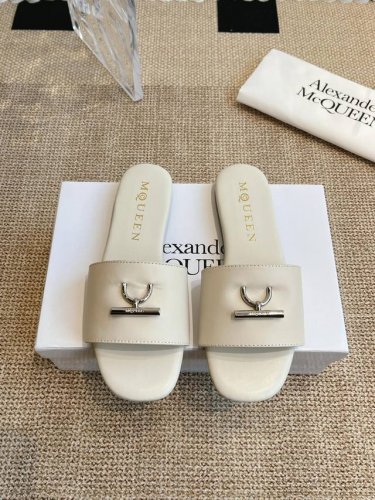 橙子出厂价p alexander Mcqueen 亚历山大 麦昆 春夏新款 平底拖鞋 一字拖 休闲凉拖 原版复刻定制 搭配金属扣刻Mcq标志 轻松穿出大长腿 舒