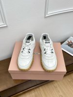 顶级版本Miu Miu 25Ss 春夏新款走秀Miumiu 德训鞋 魔术贴玛丽珍鞋 休闲鞋秀场工艺来自Miu Miu系列的细节特写 新季的潮流此刻挚爱的概念，多