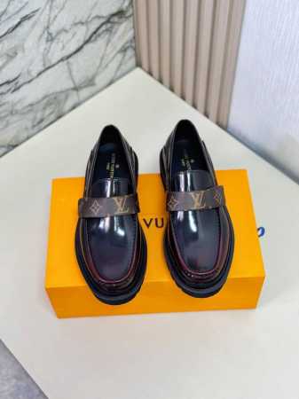 L家 顶级 Size:39-44 38.45可定制 Lv专柜最新原版正装皮鞋 代购级别 进口头层原版开边珠牛皮牛皮内里。原版大底 纯手工制作，细节决定品质！ - 点击图像关闭
