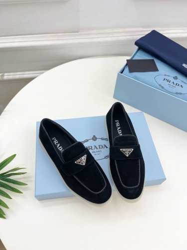 女 男 Prada 普拉达 24 专柜走秀款 三角扣乐福鞋系列 鞋面：原版特定鹿皮 牛漆皮 内里：进口丝绸羊皮里 大底：原版开模Tpu大底 鞋码: 女码35-3