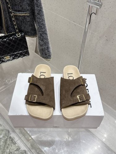 出厂 Loewe 罗意威 25Ss夏季新款拖鞋 火爆新款 配合整体原版楦型，时尚而个性好穿 颜色超赞 面料:高丝光牛反绒 内里：吸汗透气牛绒 垫脚：吸汗透气牛绒