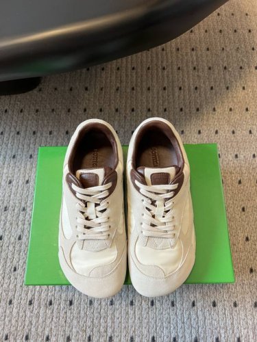 刘雯同款Bottega Veneta火爆新款运动鞋休闲鞋徳训鞋 Bv 90年代复古风格为灵感，鞋面选用麂皮+防水布面料，呼应品牌标志性Intrecciato编织