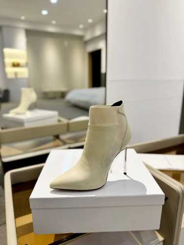 价格： 卡萨帝 Casadei 女王的高跟鞋，来自意大利顶级鞋履品牌 是由Quinto Casadei于1958年在意大利圣毛罗帕斯科利创立。 Casadei