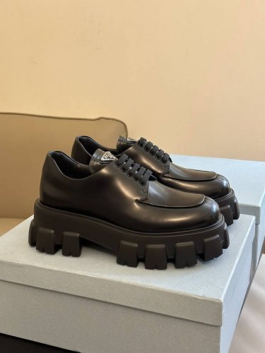 p直销 p直销prada Fw23 New Arrival p直销p家 秋冬厚底鞋新品 经典系带厚底 点缀三角标 多了点辨识度 很耐看 很好穿 鞋面开边珠牛皮