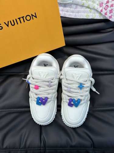 Ouis *Uitto* Trainer Maxi小胖丁男士运动鞋，取材绒面牛皮革，将经典 L*Trainer 运动鞋瞩目放大，是 春夏时装秀的灵感延伸。橡胶