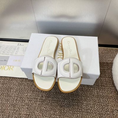 工厂p价p 迪奥 Dior 春夏新款 D-Club Cd立体字母Logo平底镂空猪鼻孔女鞋 明星同款一字拖凉鞋 市面高端顶级版本 材质:鞋面进口小牛皮+进口羊皮