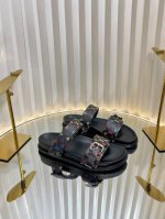 LV 路易威登 春夏新品 最新走秀款厚底凉鞋 香港原版购入一比一开模 今年的款式比去年增加了新原素 显得更为大牌 皮面 老花料 丹宁布印花 内里垫脚全羊皮 原版