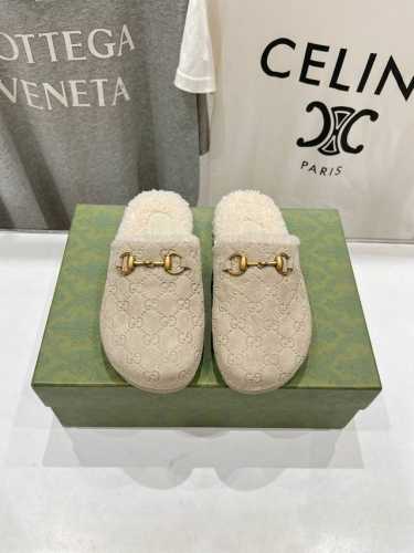 高版本出厂 Gucci* 古驰2024ss秋冬新款居家毛拖 羊羔毛的拖鞋真的是太好穿了 这款最新系列以基本廓形和标志性细节为特色。采用品牌代表材质 GG 反绒牛