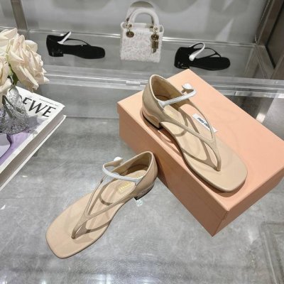2025Miumiu .新款漆皮粗跟夹趾玛丽珍凉鞋 弧形鞋头 圆润线条演绎谐调美学 又高级又大牌 富家千金既视感~休闲凉鞋与玛丽珍风格融合 塑就新款混搭风漆皮鞋
