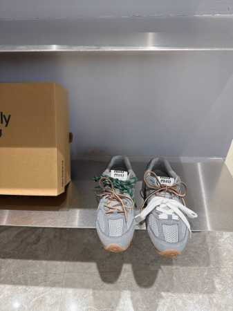 miumiu X New Balance 联名款Nb运动鞋 miu Miu 缪缪大秀上爆出的这双与New Balance 新百伦联名款运动 球鞋 后全球各大代购 - 点击图像关闭