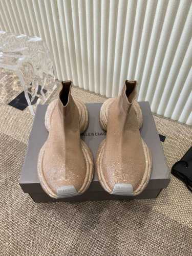 Balenciaga 巴黎世家3Xl镶钻袜子鞋复古休闲运动鞋 推出探索时尚界对于原创与挪用的概念、以全新系列致敬传承与经典，以标志性 Balenciaga 廓形