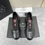 家新品 Prad* 红标系列运动鞋 官方售价Rmb,300 采用全牛皮打造，极具Prad* 风格的America’S Cup运动鞋经过重新设计，全新面料和颜色为