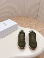 冲量价: C'est Dior 迪奥 24早春新款全新休闲运动鞋‘以绒面牛皮革和网眼织物制作，轻盈透气。侧边的CD字母非常有Dior辩识度，运动风设计融合流苏细