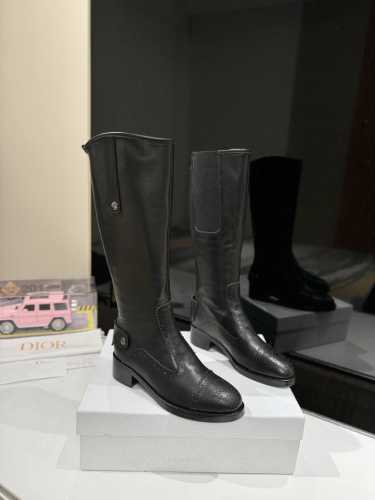 工作直批： 市面顶级版本 Dior 迪奥2024秋冬走秀高定系列D-FOLK侧拉链女短靴 布洛克雕花优雅高贵明星同款粗跟圆头一脚蹬骑士靴 鞋面：进口小牛皮 内里